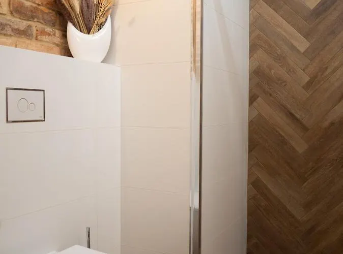 Brick House - Stefan Wroclaw